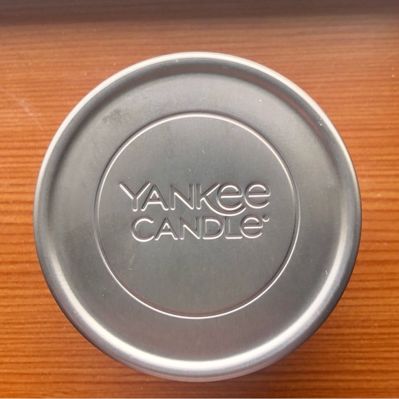 Yankee Candle Signature Tumbler Candle,  Smoked Vanilla & Cashmere Scent - Picture 8 of 13